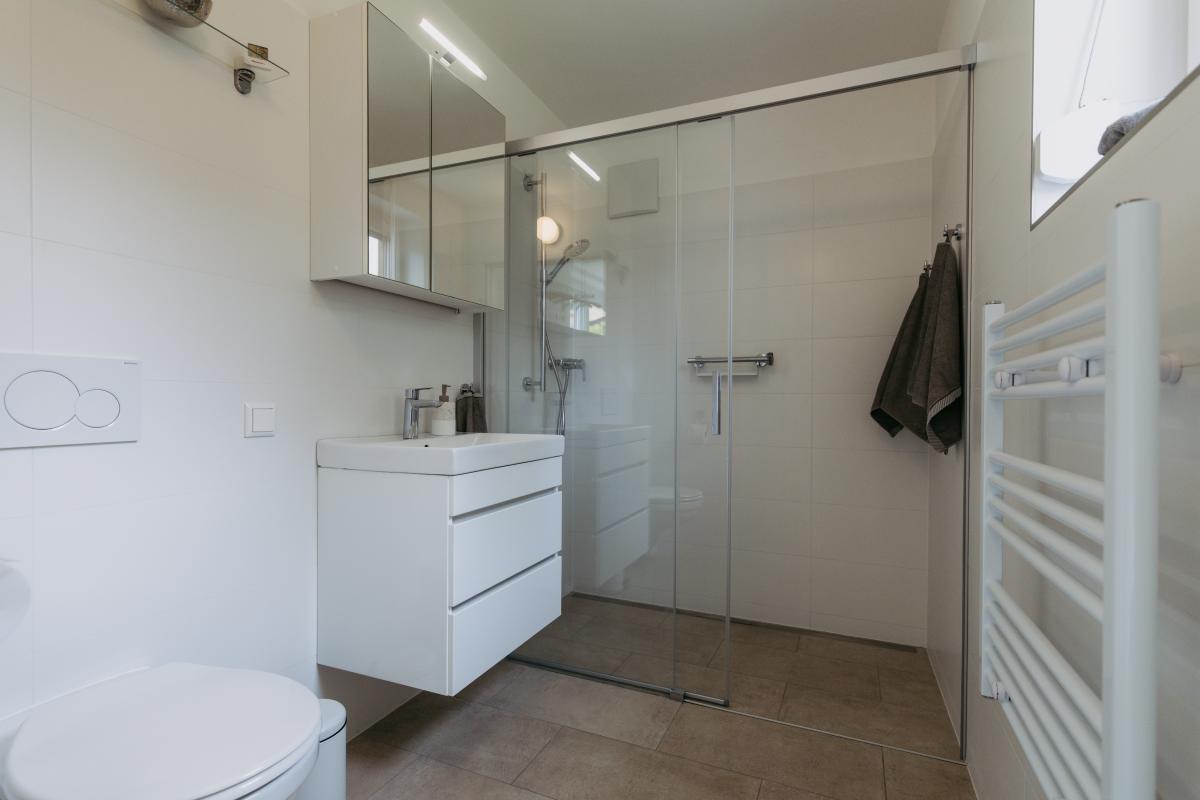 Badezimmer mit Walk-In Dusche – Foto: Burgenland Tourismus / wearegiving