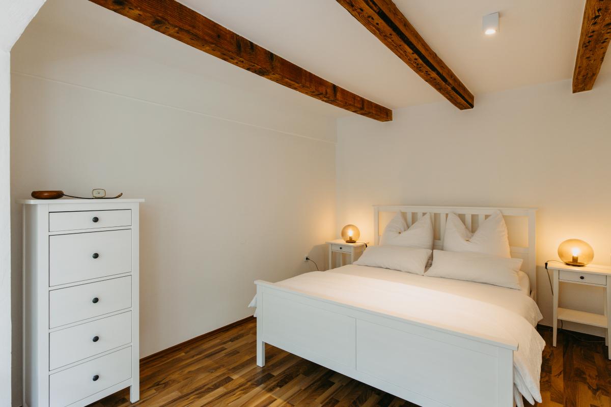 Schlafzimmer mit Doppelbett – Foto: Burgenland Tourismus / wearegiving