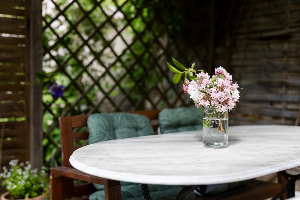 Terrasse Detail – Paradies für Zwei, Foto: Burgenland Tourismus / wearegiving