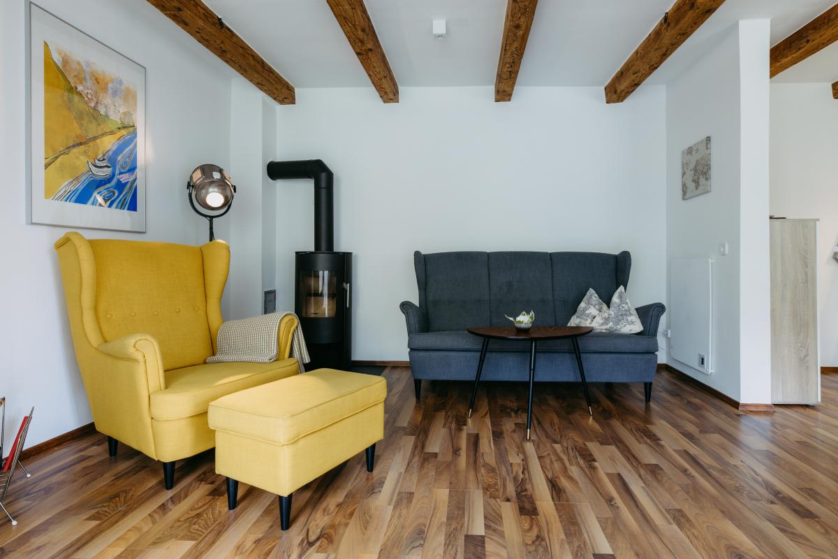 Wohnzimmer mit Holzbalken – Foto: Burgenland Tourismus / wearegiving